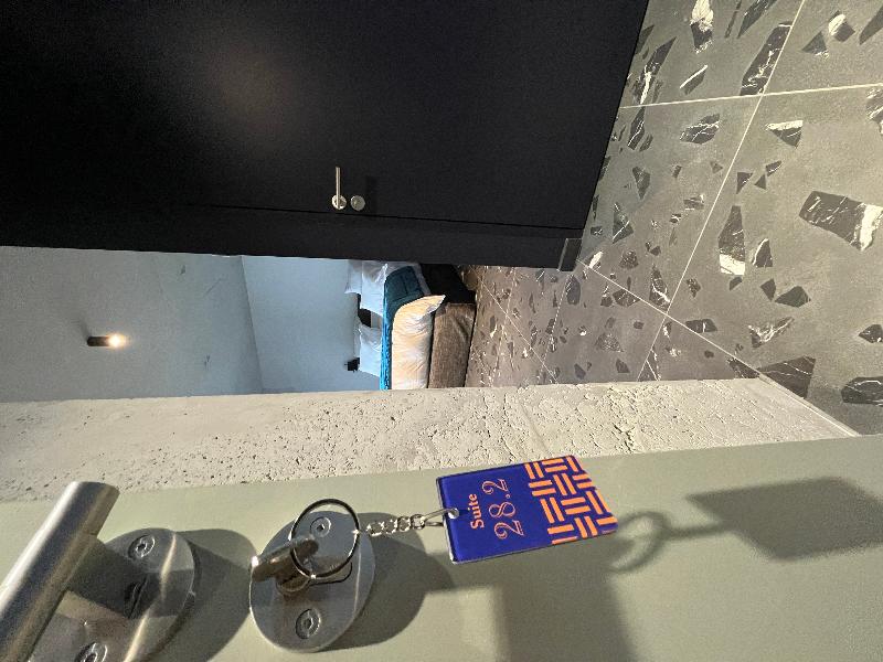 Suite 28 image