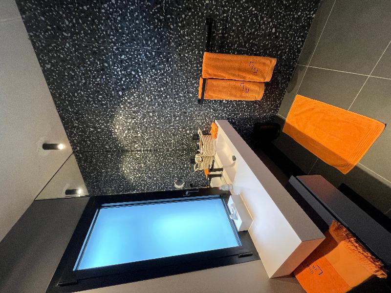 Suite 28 image