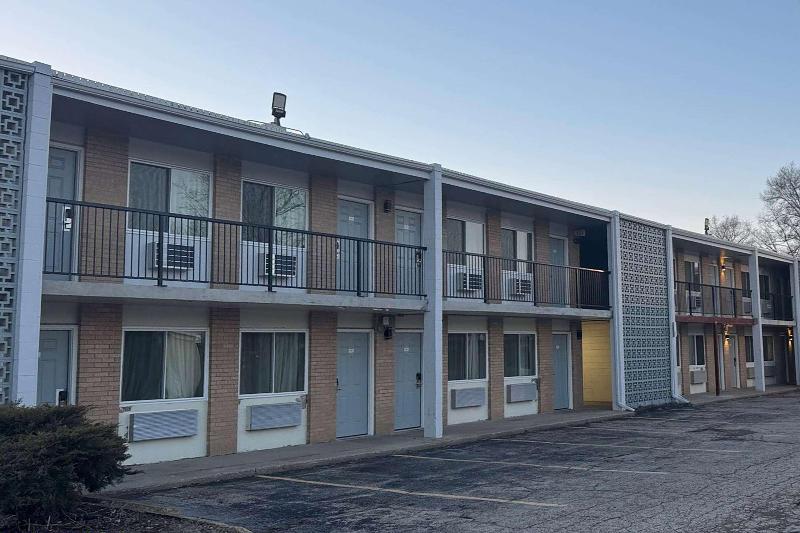 Super 8 By Wyndham Rockford South image