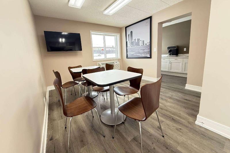 Super 8 By Wyndham Rockford South image
