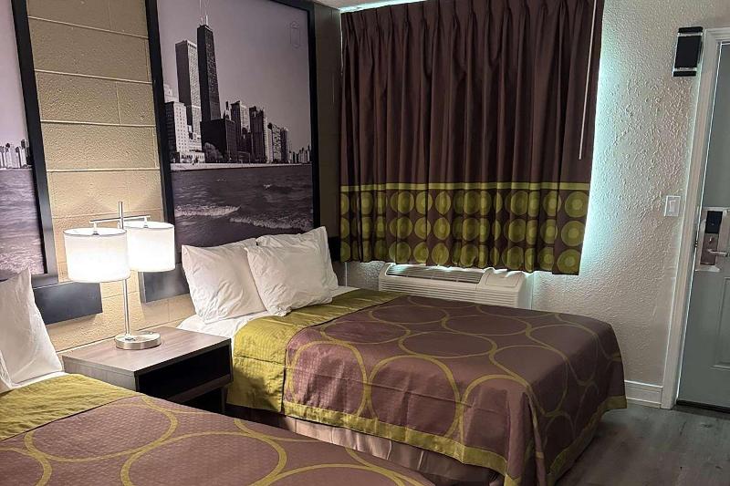 Super 8 By Wyndham Rockford South image