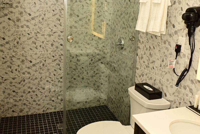 Super 8 by Wyndham Bronx Near Botanical Garden image