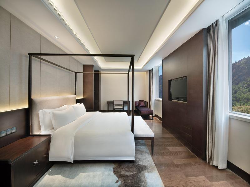 Crowne Plaza YADING image