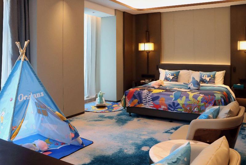 FAMILY ROOM KING SIZE BED