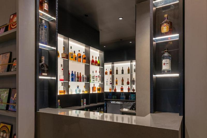 Bar & Lounge