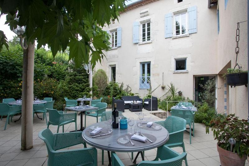 Logis Hotel Le Lion D'or Manzac image