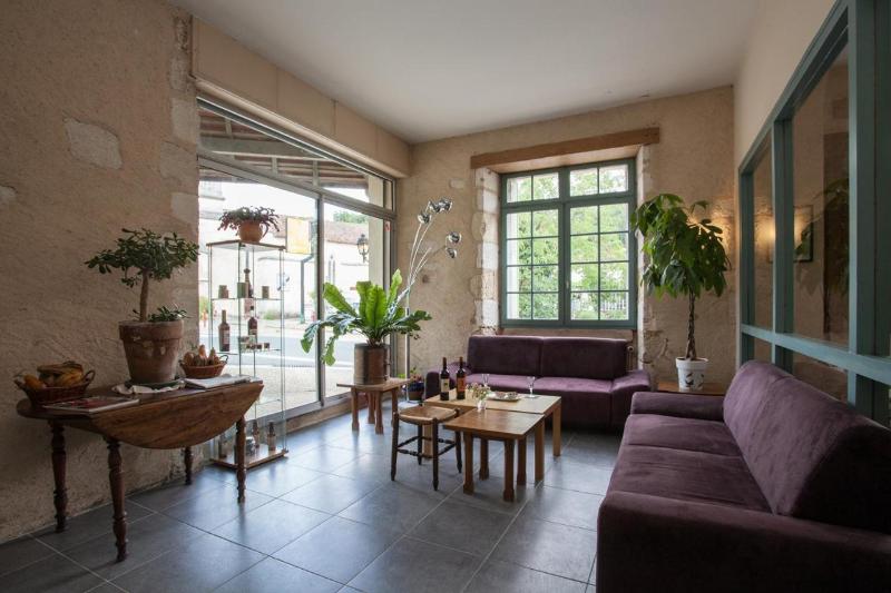 Logis Hotel Le Lion D'or Manzac image