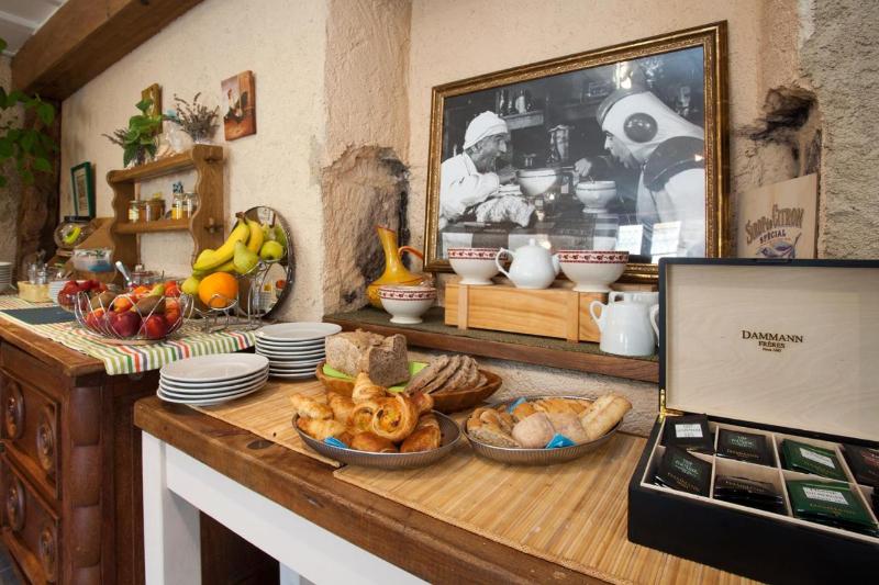 Logis Hotel Le Lion D'or Manzac image