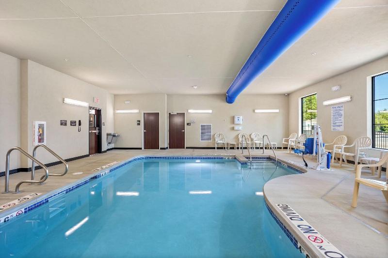 Cobblestone Hotel & Suites - De Pere image