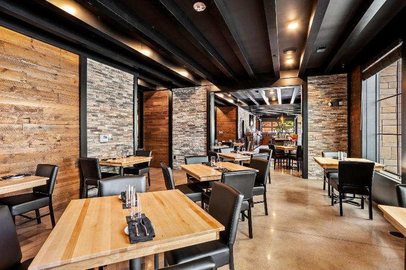 Cobblestone Hotel & Suites - De Pere image