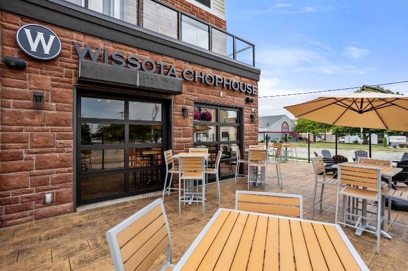 Cobblestone Hotel & Suites - De Pere image