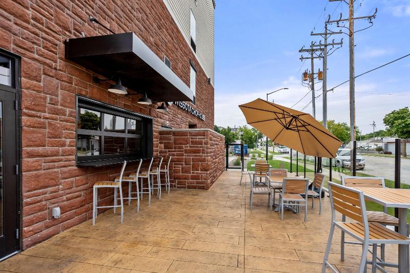Cobblestone Hotel & Suites - De Pere image