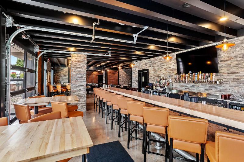 Cobblestone Hotel & Suites - De Pere image