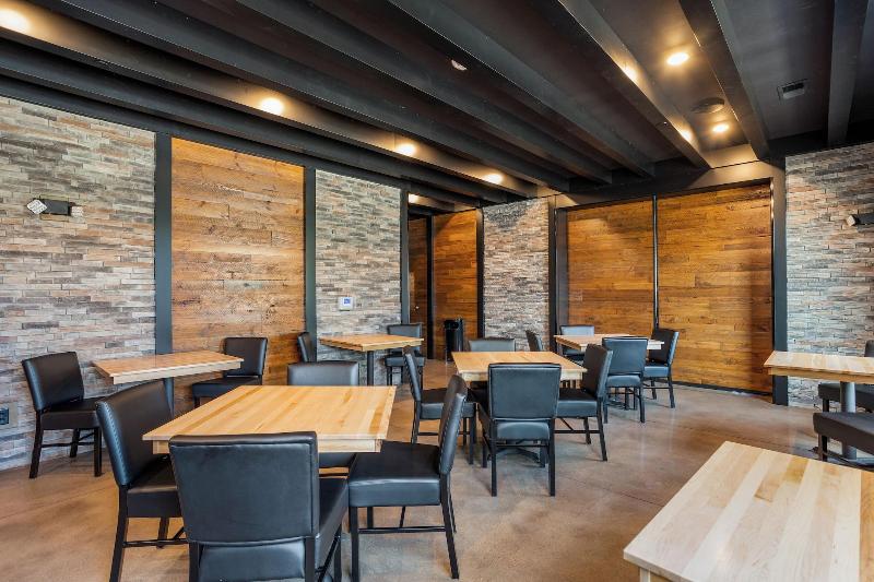 Cobblestone Hotel & Suites - De Pere image