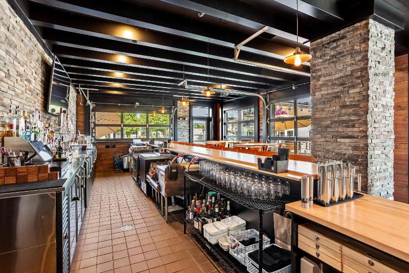 Cobblestone Hotel & Suites - De Pere image