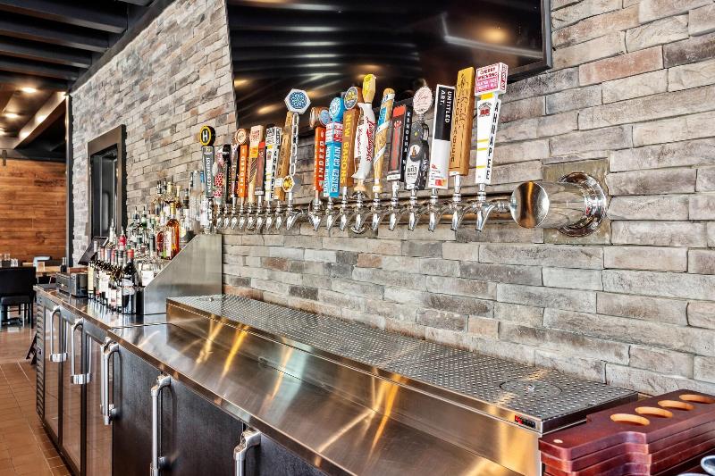 Cobblestone Hotel & Suites - De Pere image