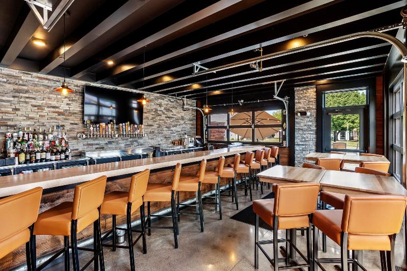 Cobblestone Hotel & Suites - De Pere image