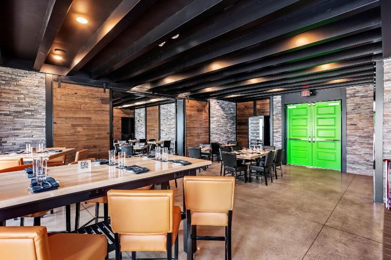 Cobblestone Hotel & Suites - De Pere image