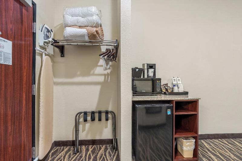 Cobblestone Hotel & Suites - De Pere image
