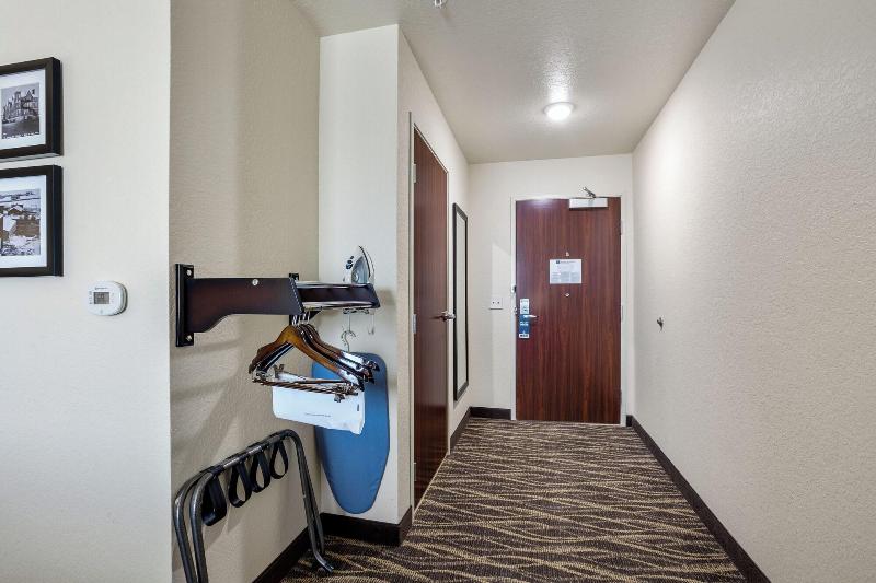 Cobblestone Hotel & Suites - De Pere image