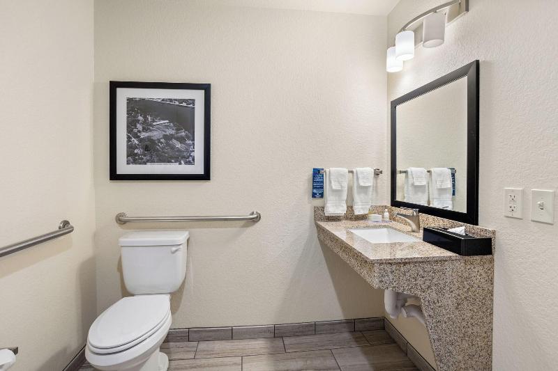 Cobblestone Hotel & Suites - De Pere image