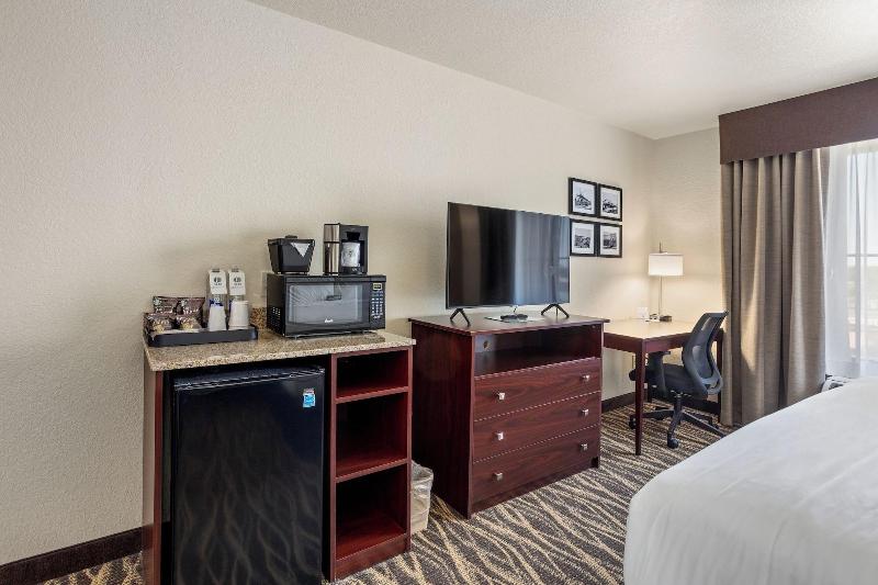 Cobblestone Hotel & Suites - De Pere image