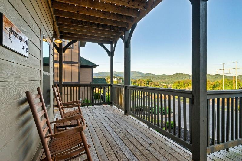 Hummingbird Hill Vista- Pool Hottub View