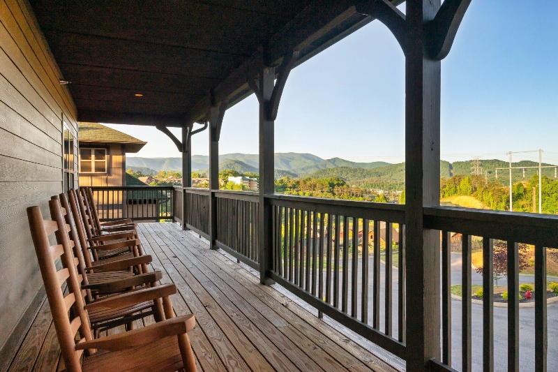 Hummingbird Hill Vista- Pool Hottub View
