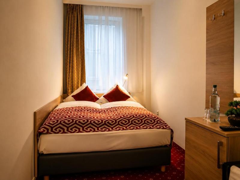 Hotel Mona image