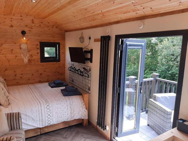 Luxury Shepherds Hut With Spa Hot Tub On Anglesey image