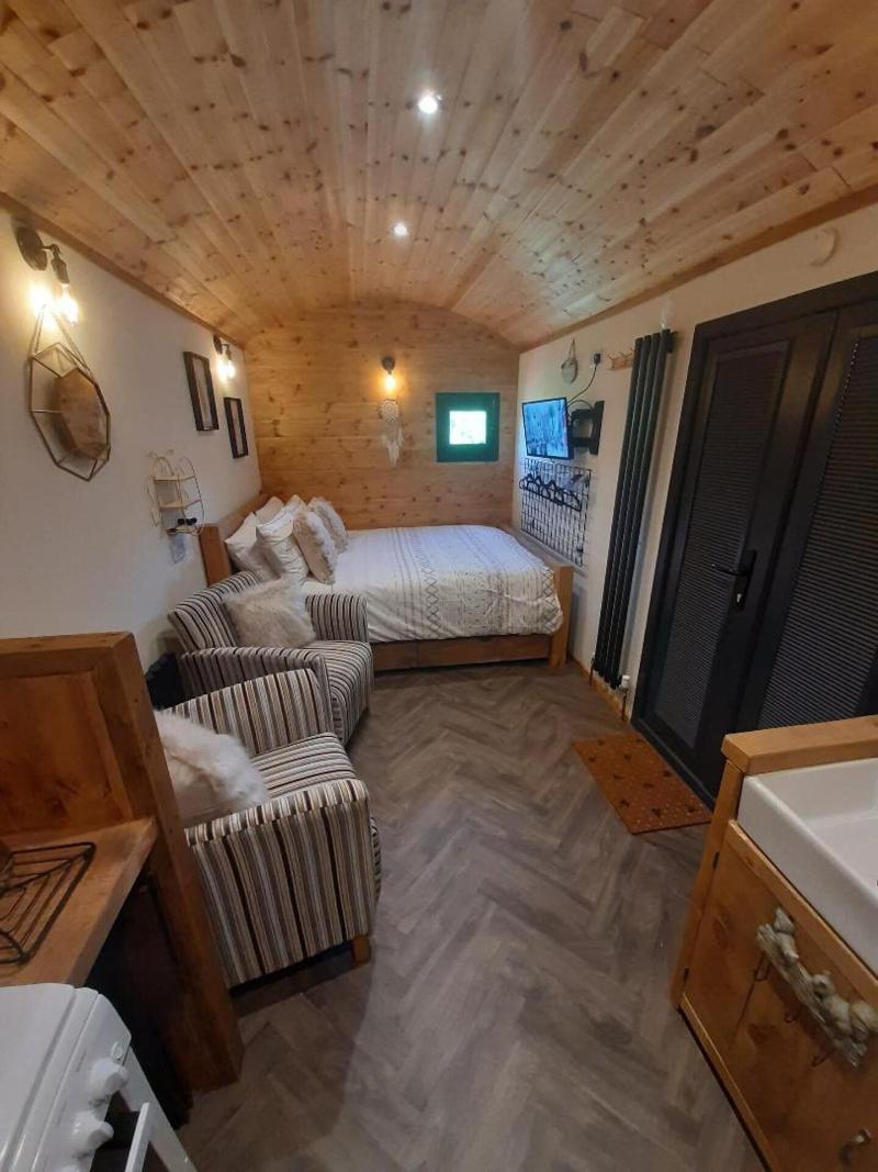 Luxury Shepherds Hut With Spa Hot Tub On Anglesey image