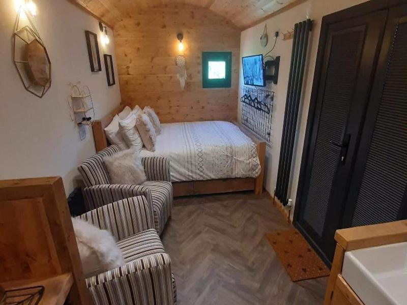 Luxury Shepherds Hut With Spa Hot Tub On Anglesey image