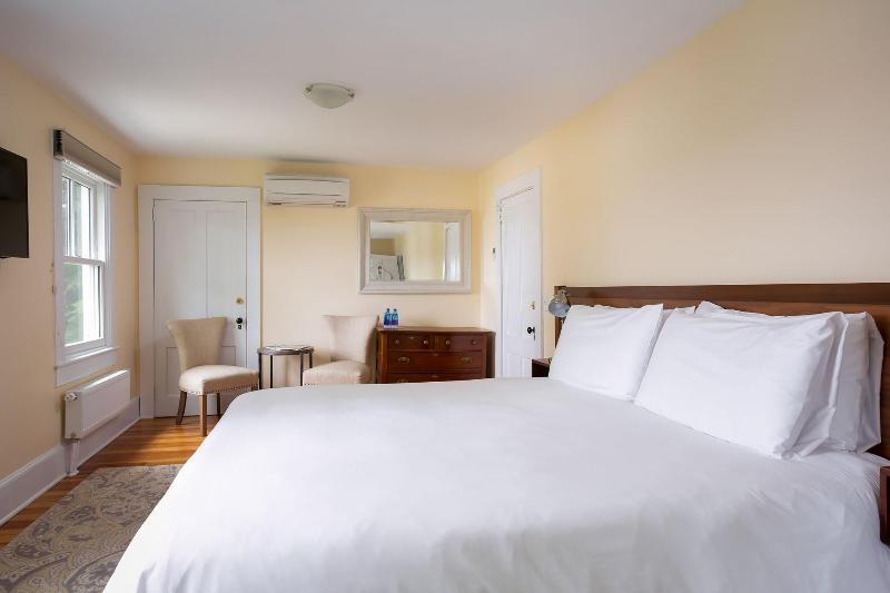 Lakehouse Inn image