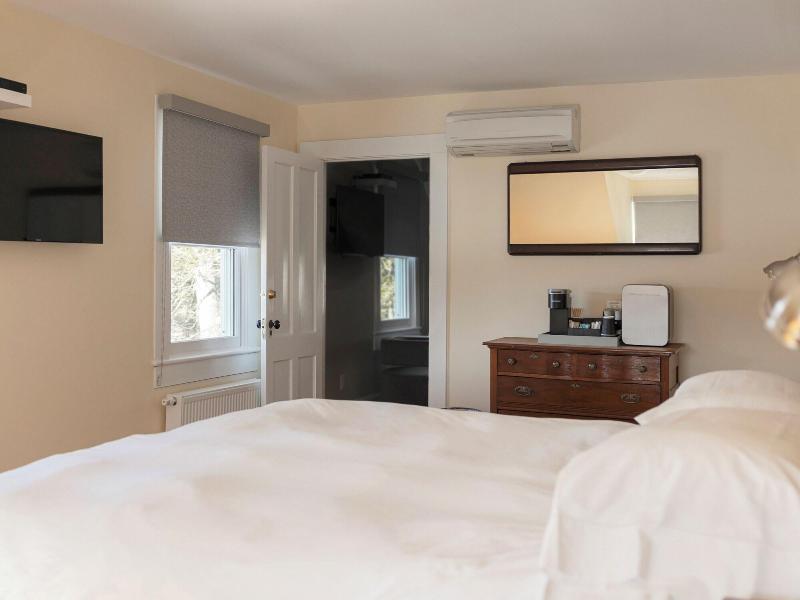 Lakehouse Inn image
