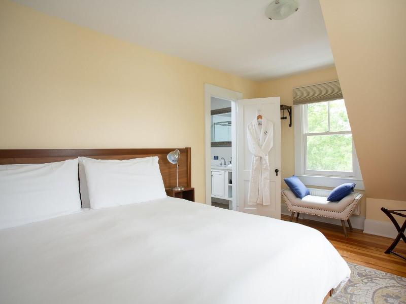 Lakehouse Inn image