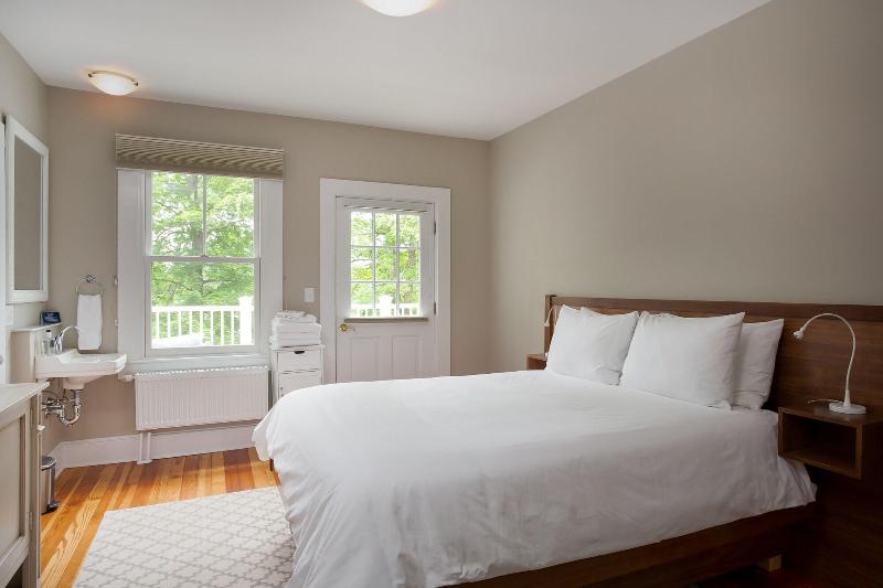 Lakehouse Inn image