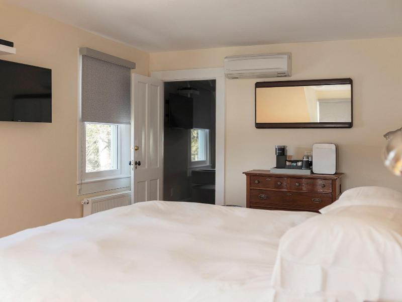 Lakehouse Inn image