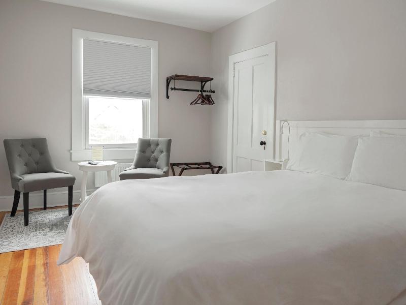 Lakehouse Inn image