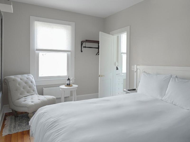 Lakehouse Inn image