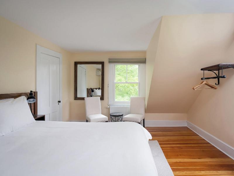 Lakehouse Inn image
