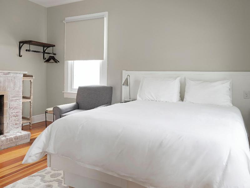 Lakehouse Inn image