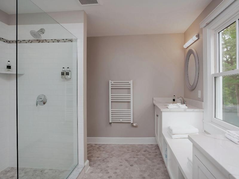 Lakehouse Inn image