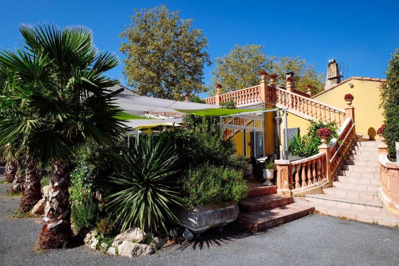 Logis Hotel l'Enclos image