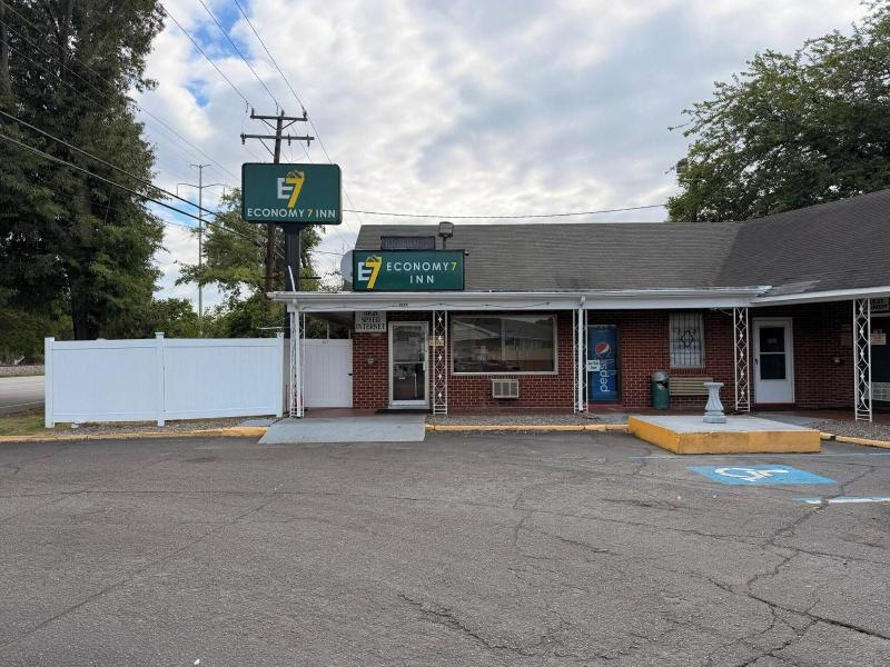 Economy 7 Inn Hampton
