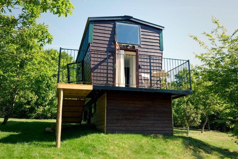 Extraordinary Huts image