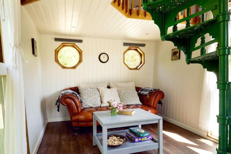 Extraordinary Huts image