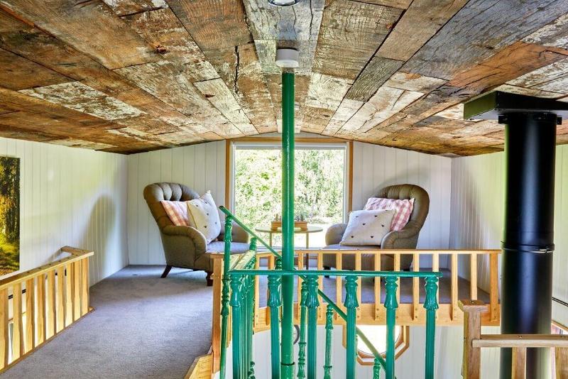 Extraordinary Huts image