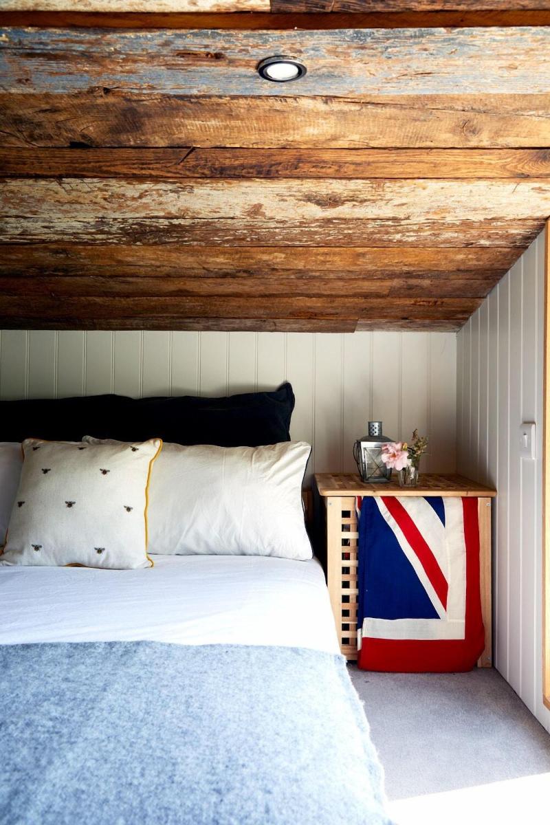 Extraordinary Huts image