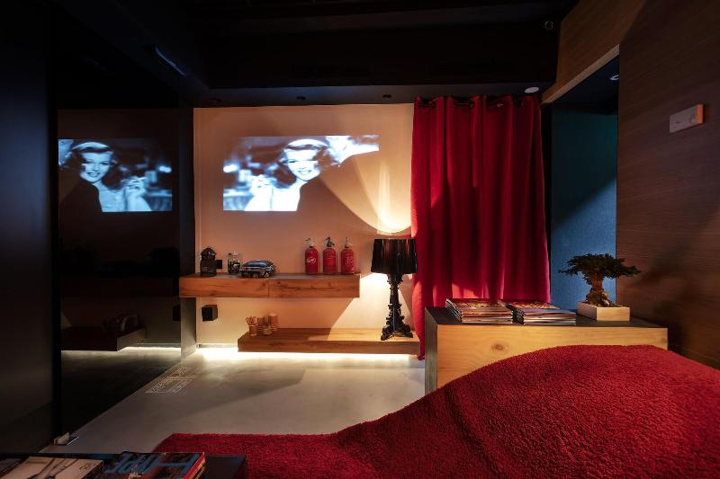 Zrooms Suites Hostel Boutique image
