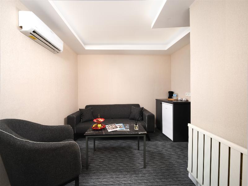 Moss Suite Hotel image